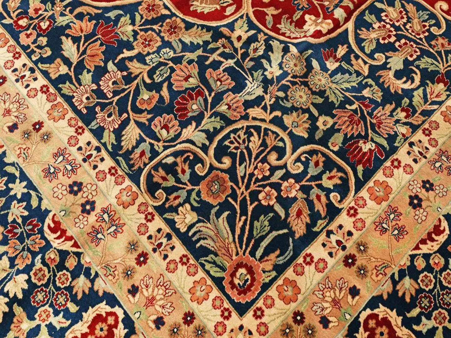 Sehr feiner, handgeknüpfter, indischer Orientteppich mit Ghom Design aus Wolle, rot, beige, blau. 536x366 cm. Vertrieb durch Jupiter Intl.