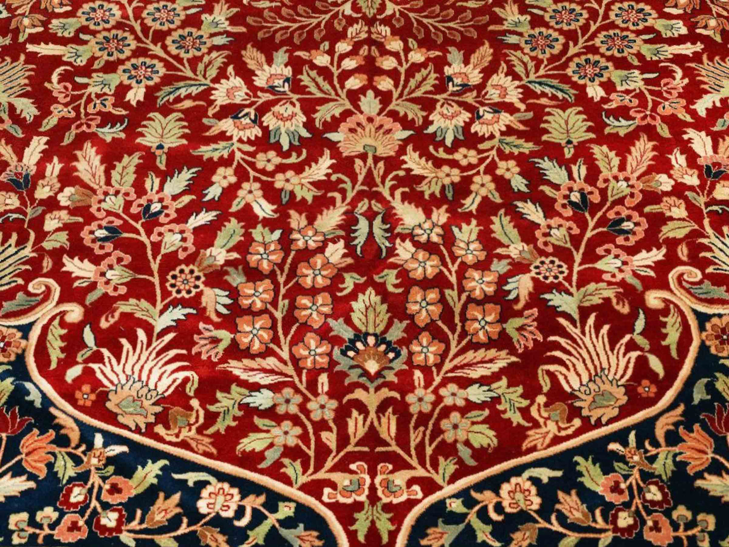 Sehr feiner, handgeknüpfter, indischer Orientteppich mit Ghom Design aus Wolle, rot, beige, blau. 536x366 cm. Vertrieb durch Jupiter Intl.