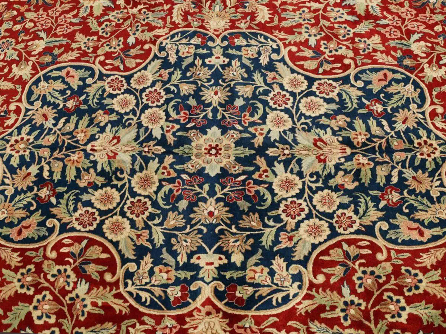 Sehr feiner, handgeknüpfter, indischer Orientteppich mit Ghom Design aus Wolle, rot, beige, blau. 536x366 cm. Vertrieb durch Jupiter Intl.