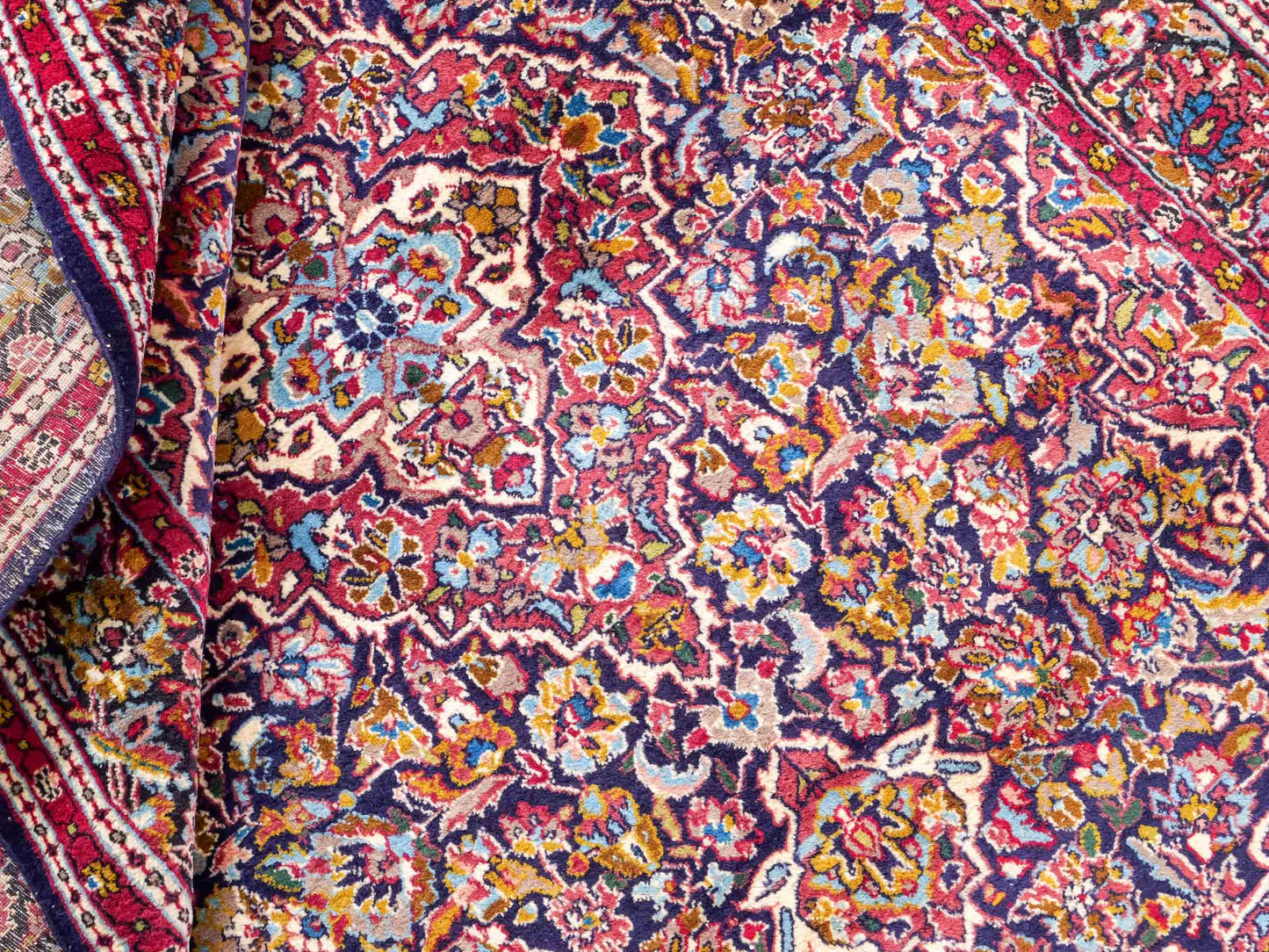 Feiner, handgeknüpfter Indo Isfahan Orientteppich aus Wolle von Khademi. Größe: 188 x 123 cm. Farbe: Blau, rot. Verkauf durch JUPITER Intl.