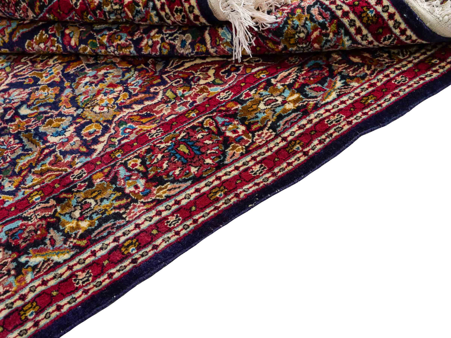 Feiner, handgeknüpfter Indo Isfahan Orientteppich aus Wolle von Khademi. Größe: 188 x 123 cm. Farbe: Blau, rot. Verkauf durch JUPITER Intl.