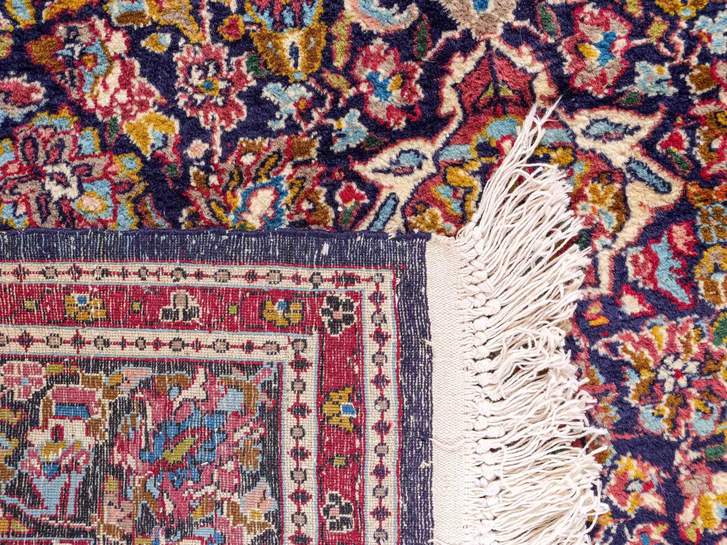 Feiner, handgeknüpfter Indo Isfahan Orientteppich aus Wolle von Khademi. Größe: 188 x 123 cm. Farbe: Blau, rot. Verkauf durch JUPITER Intl.