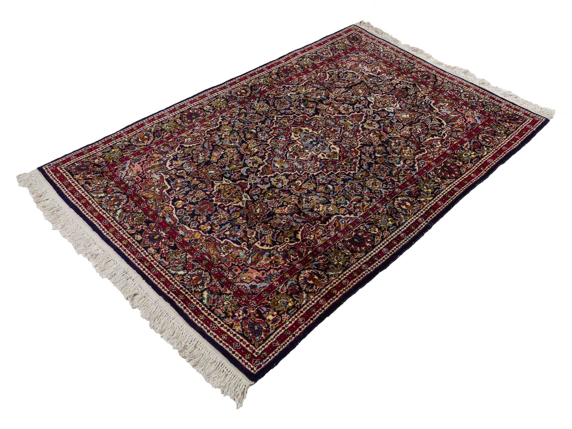 Feiner, handgeknüpfter Indo Isfahan Orientteppich aus Wolle von Khademi. Größe: 188 x  123 cm. Farbe: Blau, rot. Verkauf durch JUPITER Intl.