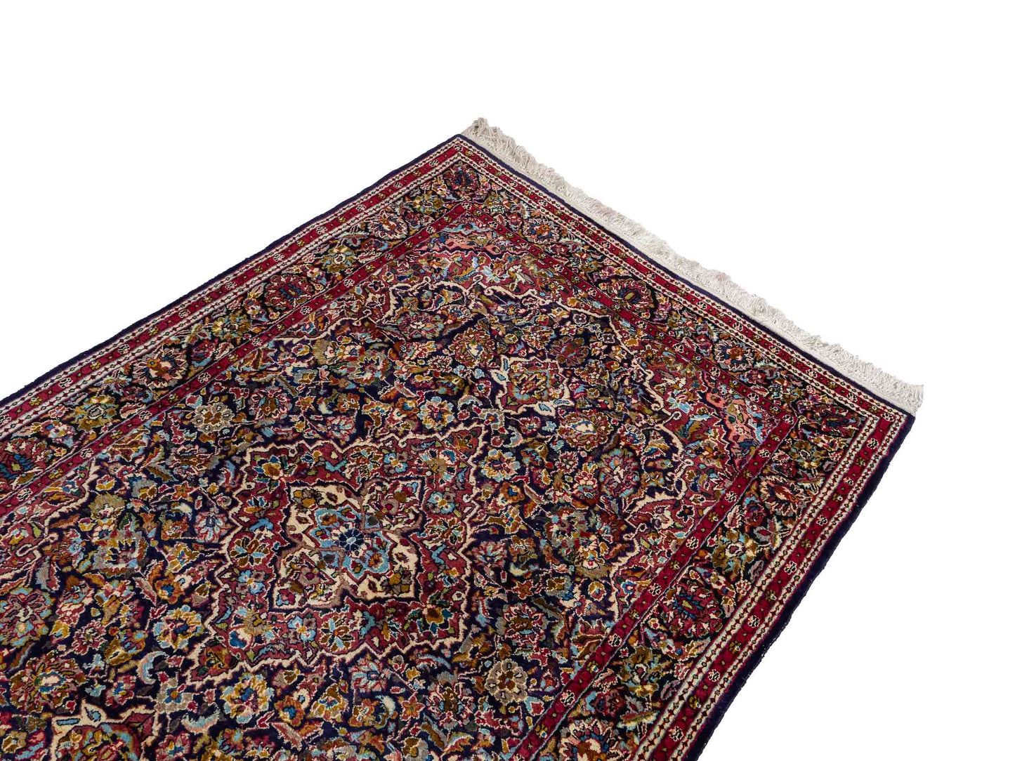 Feiner, handgeknüpfter Indo Isfahan Orientteppich aus Wolle von Khademi. Größe: 188 x 123 cm. Farbe: Blau, rot. Verkauf durch JUPITER Intl.