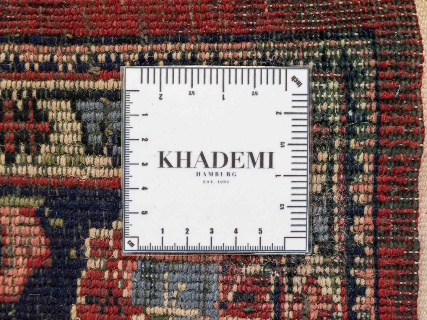 Feiner, handgeknüpfter Indo Keshan Orientteppich aus Wolle von Khademi. Größe 202 x 138 cm. Farbe: Rot, blau. Verkauf durch JUPITER Intl.