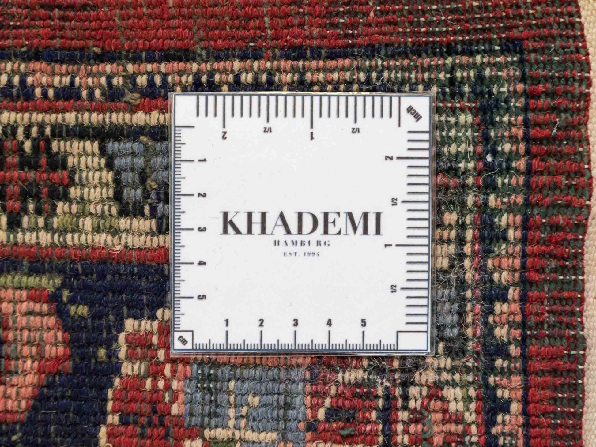 Feiner, handgeknüpfter Indo Keshan Orientteppich aus Wolle von Khademi. Größe 202 x 138 cm. Farbe: Rot, blau. Verkauf durch JUPITER Intl.
