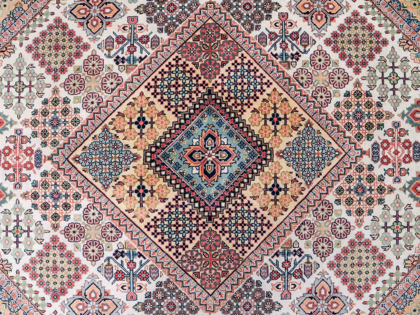 Sehr feiner, handgeknüpfter, indischer Khademi Orientteppich mit Keshan Design aus Wolle, beige. 245x172 cm. Vertrieb durch Jupiter Intl.