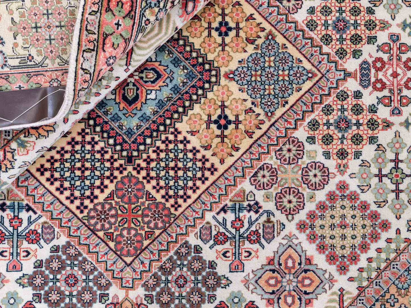 Sehr feiner, handgeknüpfter, indischer Khademi Orientteppich mit Keshan Design aus Wolle, beige. 245x172 cm. Vertrieb durch Jupiter Intl.