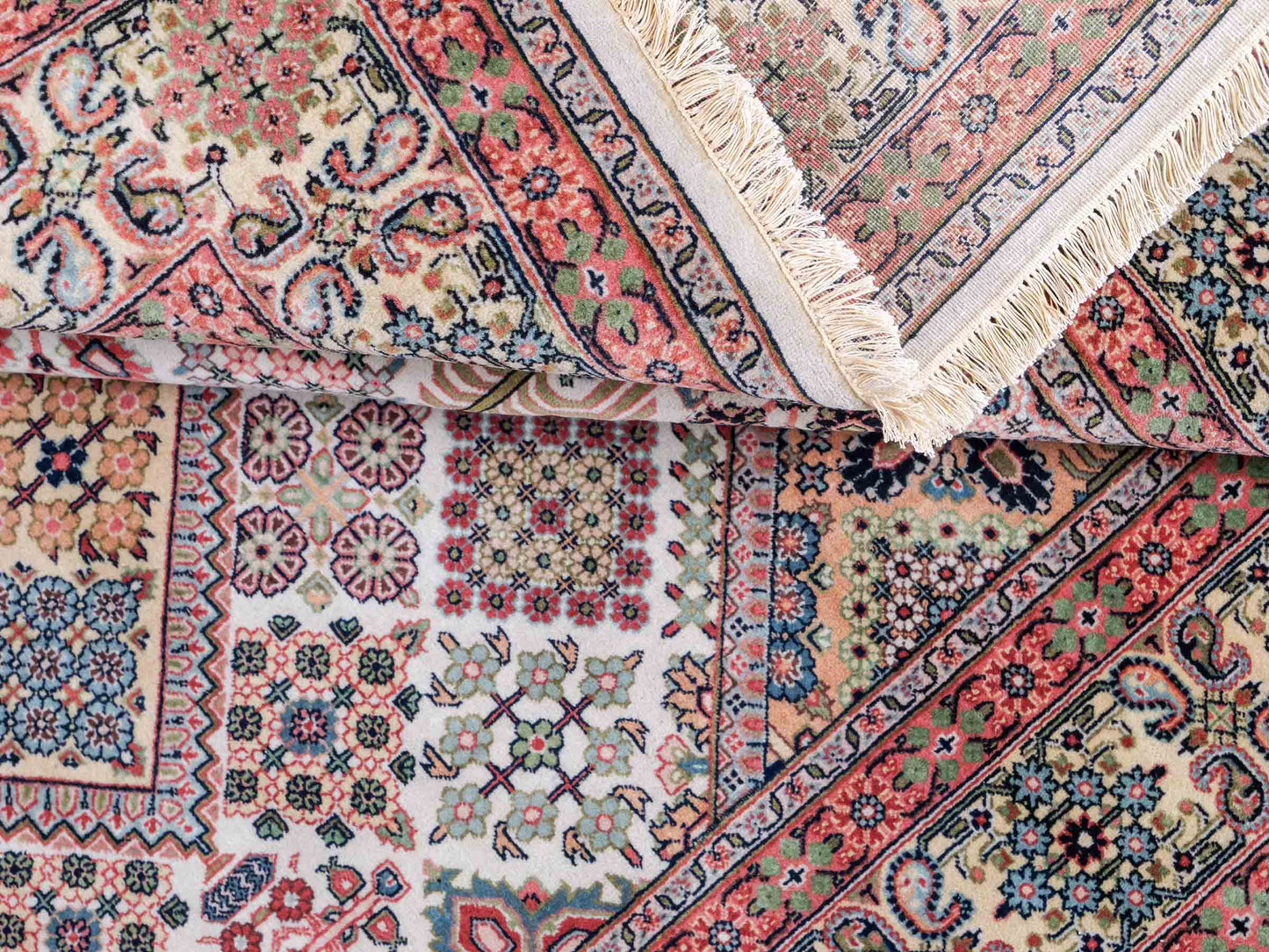 Sehr feiner, handgeknüpfter, indischer Khademi Orientteppich mit Keshan Design aus Wolle, beige. 245x172 cm. Vertrieb durch Jupiter Intl.