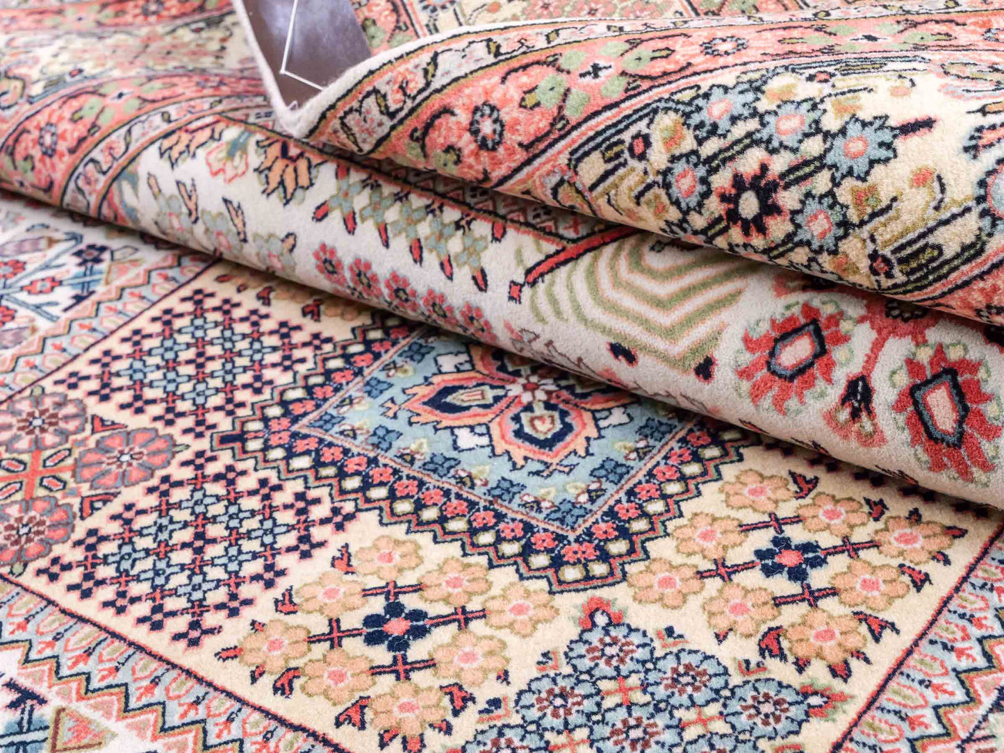 Sehr feiner, handgeknüpfter, indischer Khademi Orientteppich mit Keshan Design aus Wolle, beige. 245x172 cm. Vertrieb durch Jupiter Intl.