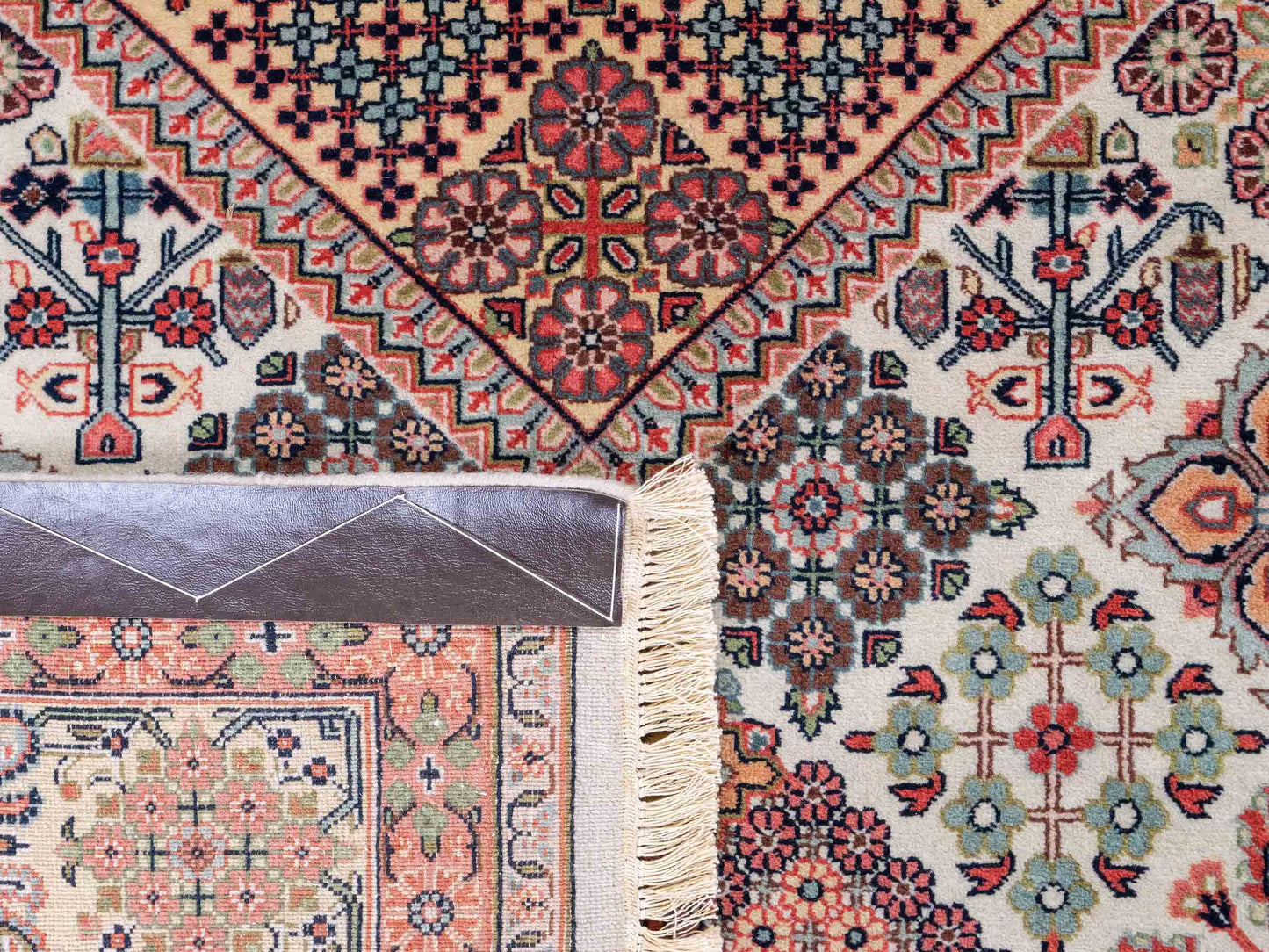 Sehr feiner, handgeknüpfter, indischer Khademi Orientteppich mit Keshan Design aus Wolle, beige. 245x172 cm. Vertrieb durch Jupiter Intl.