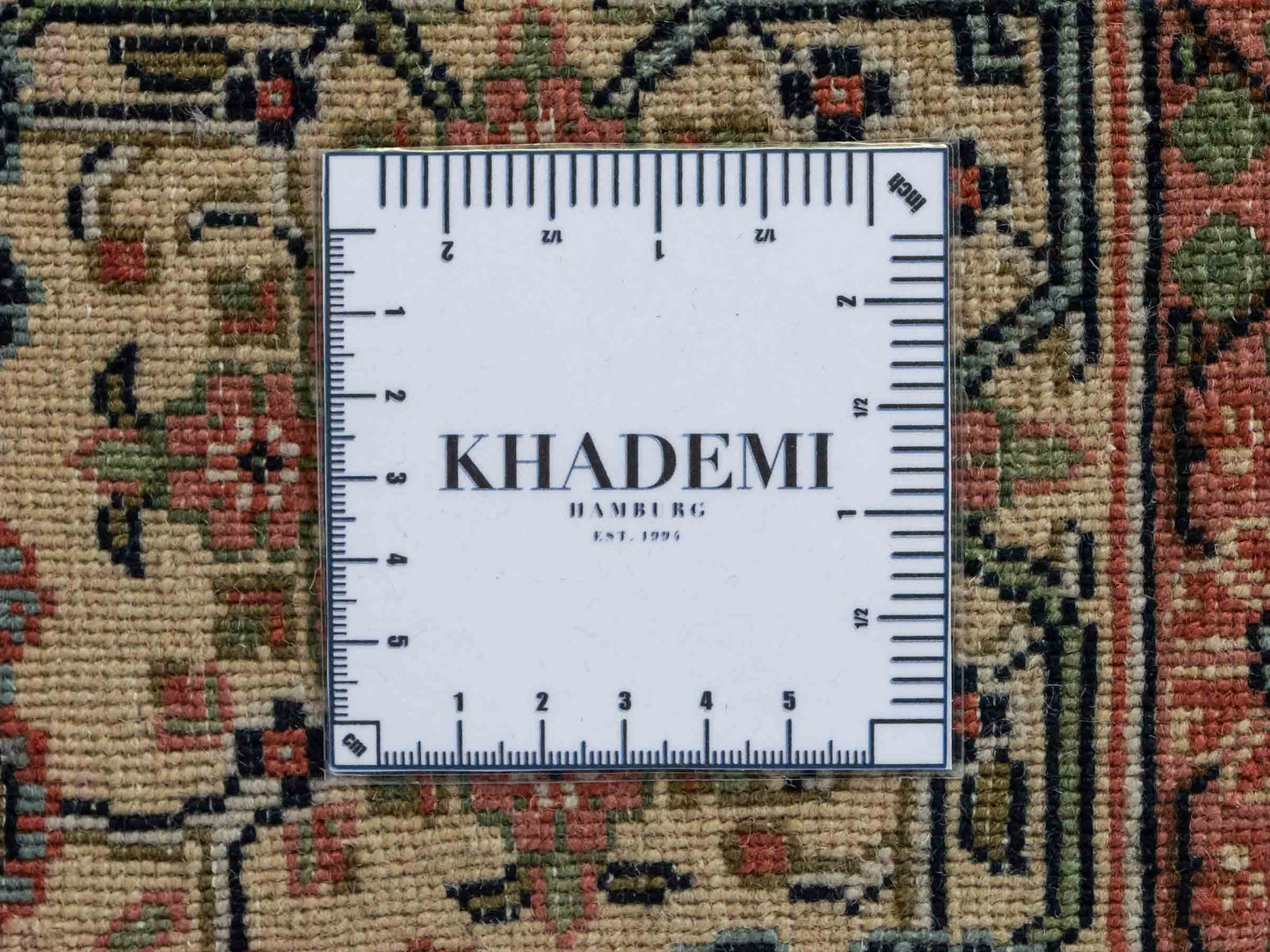 Sehr feiner, handgeknüpfter, indischer Khademi Orientteppich mit Keshan Design aus Wolle, beige. 245x172 cm. Vertrieb durch Jupiter Intl.