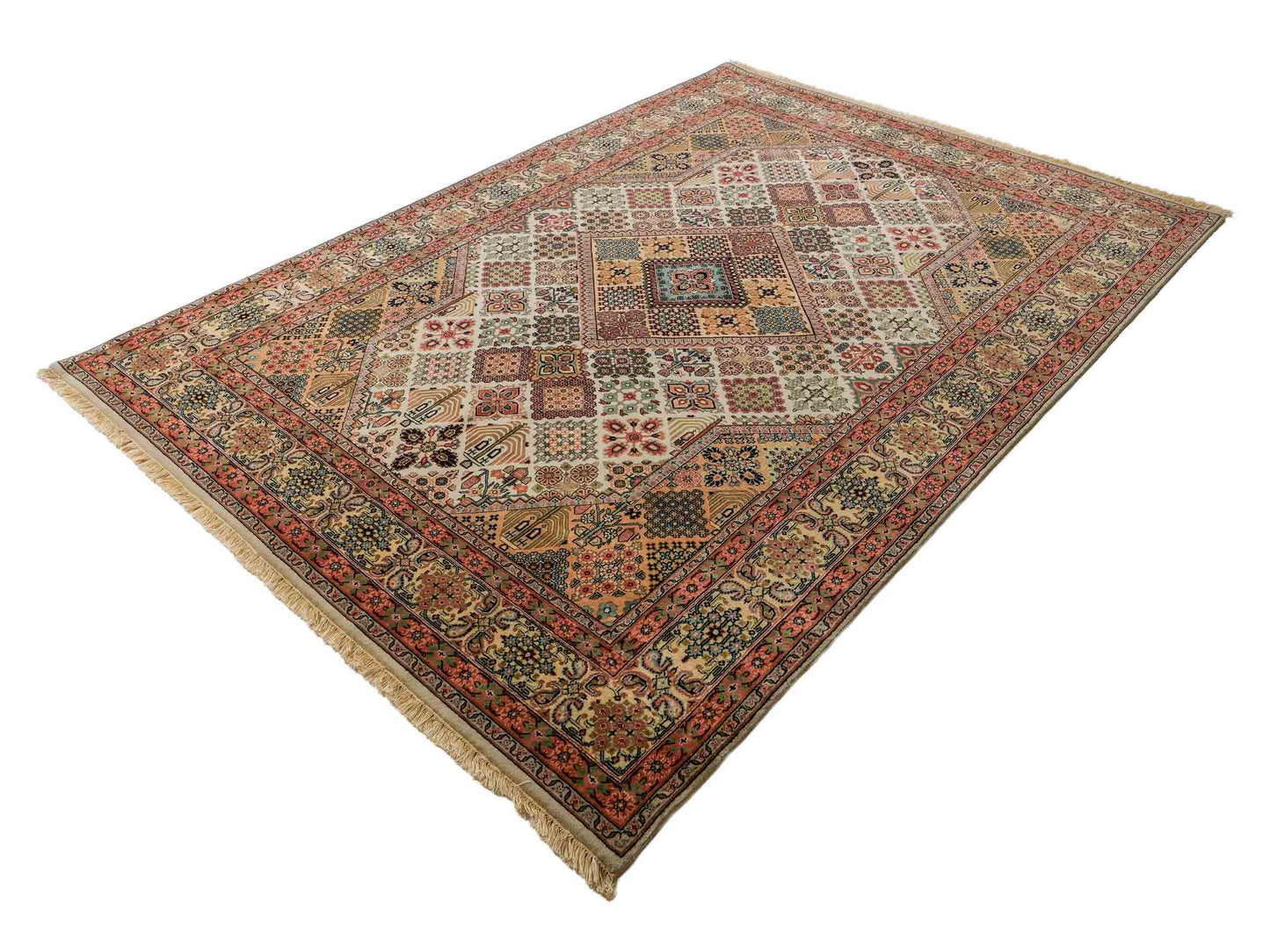 Sehr feiner, handgeknüpfter, indischer Khademi Orientteppich mit Keshan Design aus Wolle, beige. 245x172 cm. Vertrieb durch Jupiter Intl.