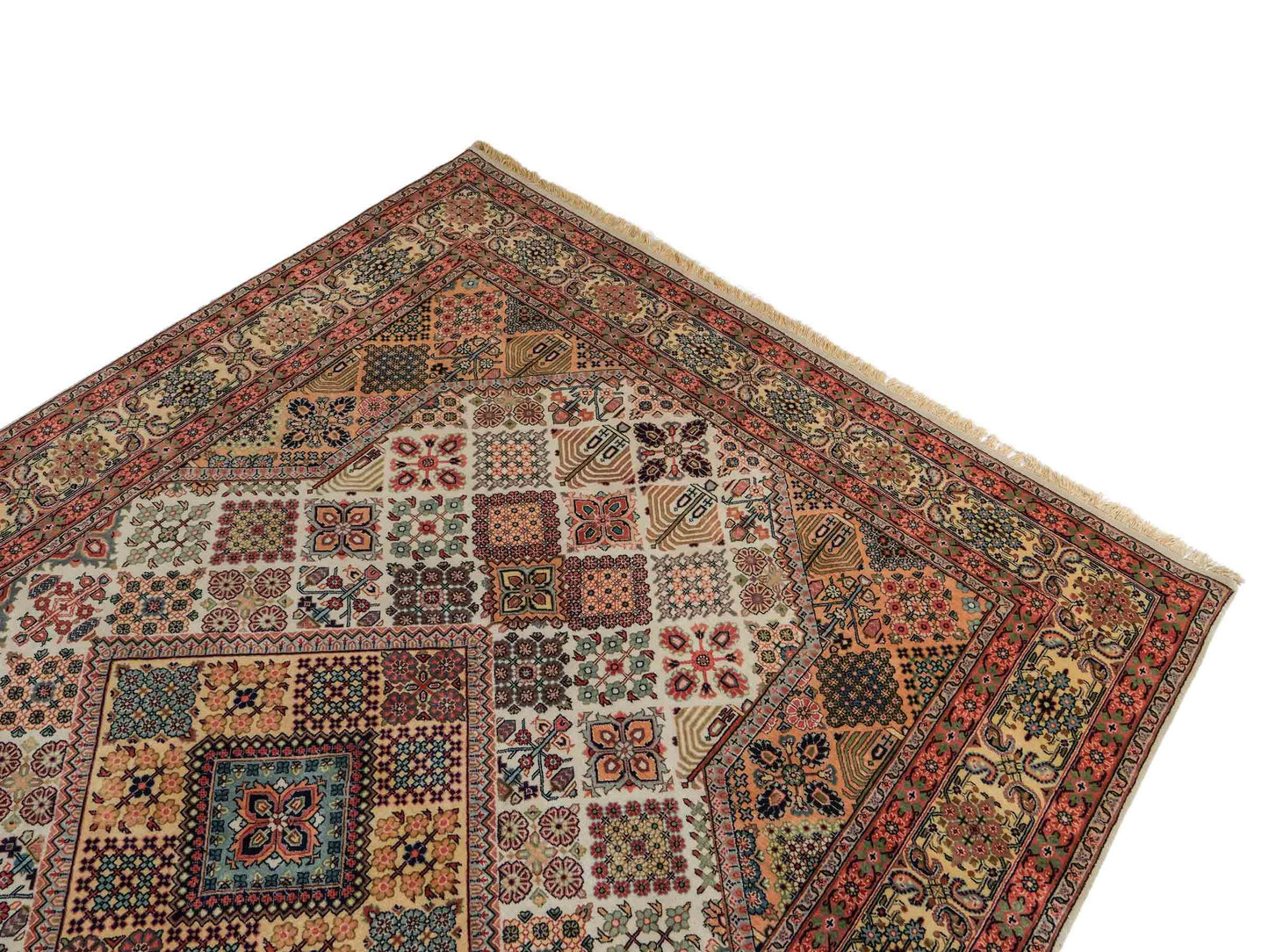 Sehr feiner, handgeknüpfter, indischer Khademi Orientteppich mit Keshan Design aus Wolle, beige. 245x172 cm. Vertrieb durch Jupiter Intl.