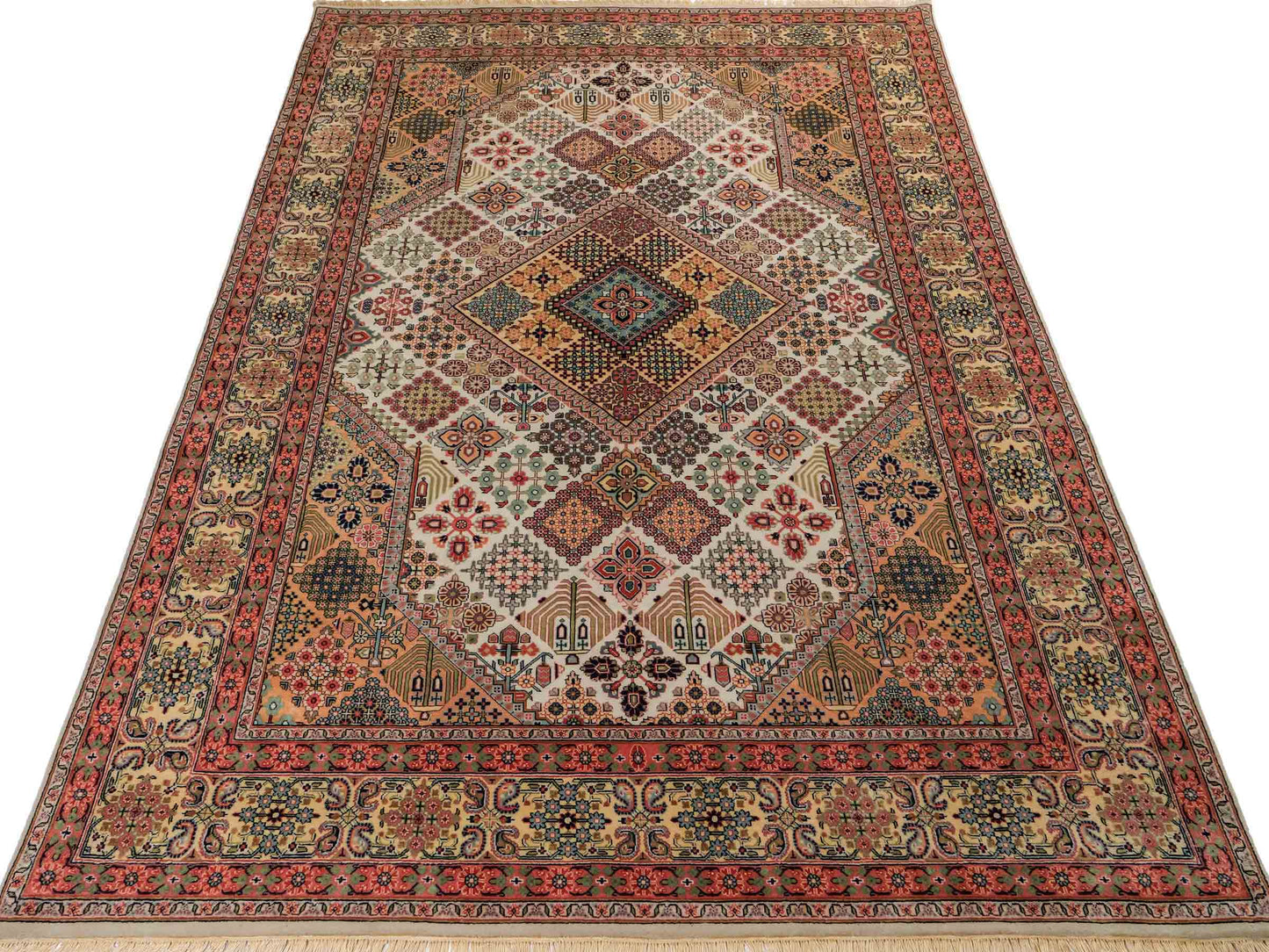 Sehr feiner, handgeknüpfter, indischer Khademi Orientteppich mit Keshan Design aus Wolle, beige. 245x172 cm. Vertrieb durch Jupiter Intl.