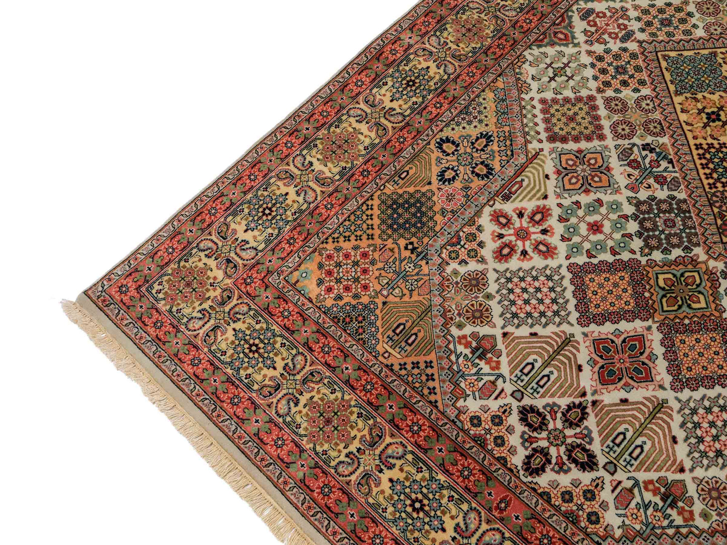 Sehr feiner, handgeknüpfter, indischer Khademi Orientteppich mit Keshan Design aus Wolle, beige. 245x172 cm. Vertrieb durch Jupiter Intl.