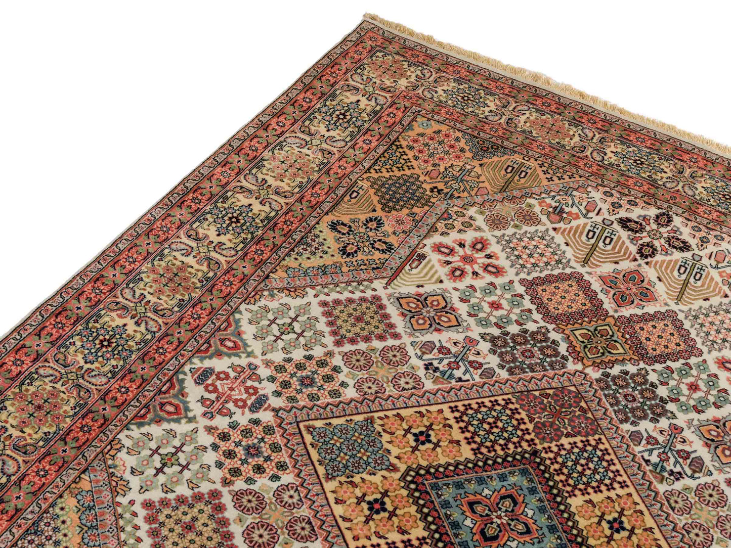 Sehr feiner, handgeknüpfter, indischer Khademi Orientteppich mit Keshan Design aus Wolle, beige. 245x172 cm. Vertrieb durch Jupiter Intl.