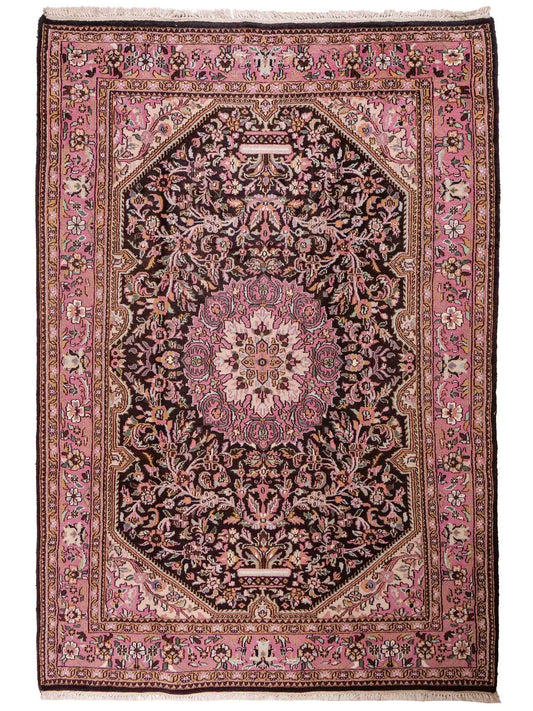 Feiner, handgeknüpfter Indo Keshan Orientteppich aus Wolle von Khademi. Größe 269 x 170 cm. Farbe: Braun,, rosa. Verkauf durch JUPITER Intl.