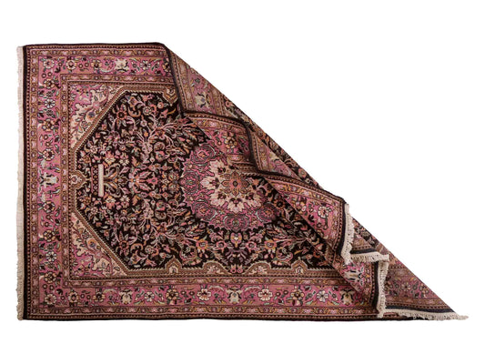 Feiner, handgeknüpfter Indo Keshan Orientteppich aus Wolle von Khademi. Größe 269 x 170 cm. Farbe: Braun,, rosa. Verkauf durch JUPITER Intl.