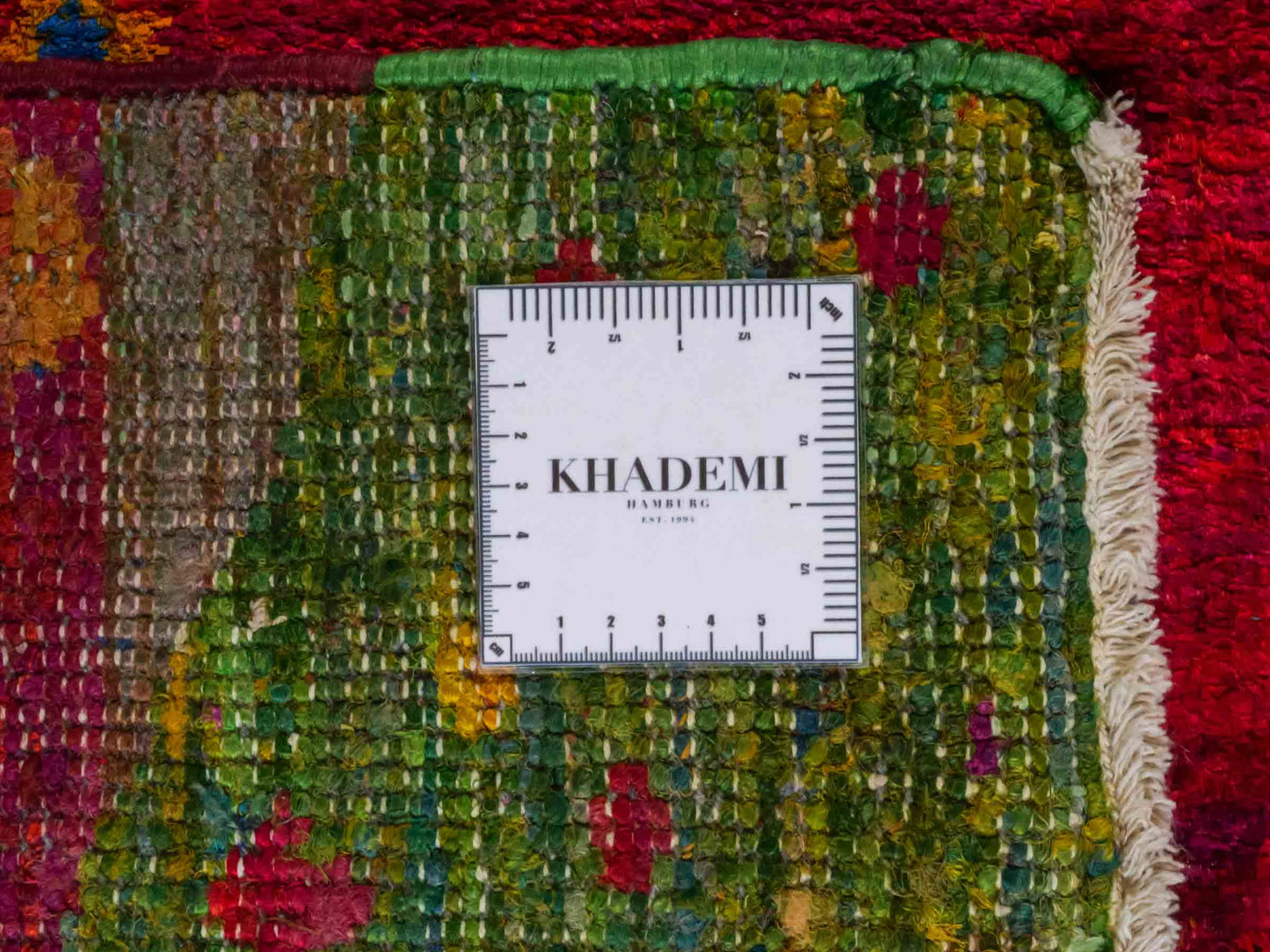 Moderner, handgeknüpfter Indo Loribaft Orientteppich von Khademi aus Sari Seide, rot, mehrfarbig. Abstraktes Nomaden-Design. Von Hand geknüpft in Indien. Größe: 232x163cm. Teppichnummer: KB4-1504. Verkauf durch Jupiter Intl.