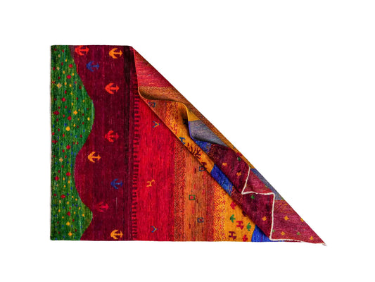 Moderner, handgeknüpfter Indo Loribaft Orientteppich von Khademi aus Sari Seide, rot, mehrfarbig. Abstraktes Nomaden-Design. Von Hand geknüpft in Indien. Größe: 232x163cm. Teppichnummer: KB4-1504. Verkauf durch Jupiter Intl.