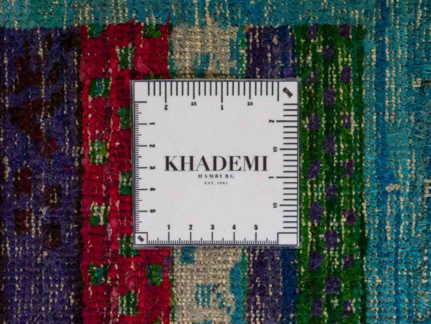 Moderner, handgeknüpfter Indo Loribaft Orientteppich von Khademi aus Sari Seide, rot, mehrfarbig. Geometrisches Nomaden-Design mit Streifen. Von Hand geknüpft in Indien. Größe: 235x175cm. Teppichnummer: KB4-1501. Verkauf durch Jupiter Intl.