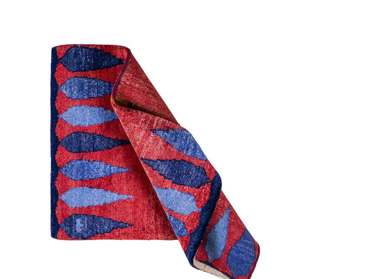 Handgeknüpfter Indo Loribaft Orientteppich von Khademi aus Viskose, Nomaden-Design, rot, blau. Von Hand geknüpft in Indien. Größe: 89x63cm. Teppichnummer: KB4-1742. Verkauf durch Jupiter Intl.