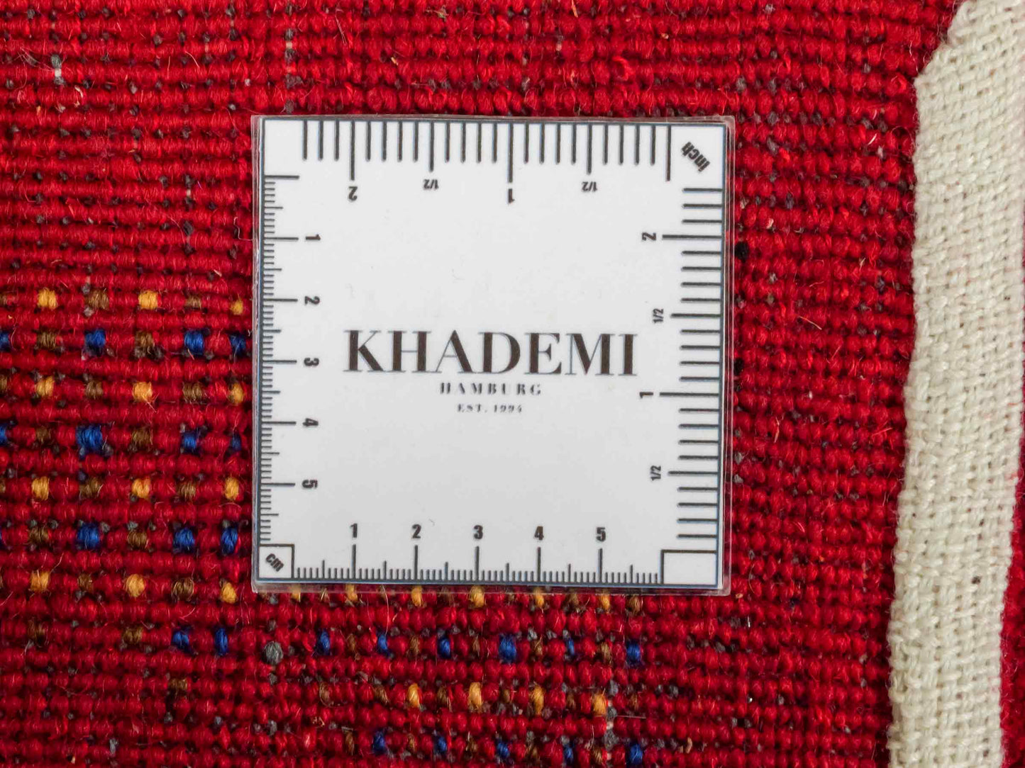 Handgeknüpfter Indo Loribaft Orientteppich von Khademi aus Wolle, rot. Geometrisches Nomaden-Design. Von Hand geknüpft in Indien. Größe: 100x60cm. Teppichnummer: KB4-1750. Verkauf durch Jupiter Intl.