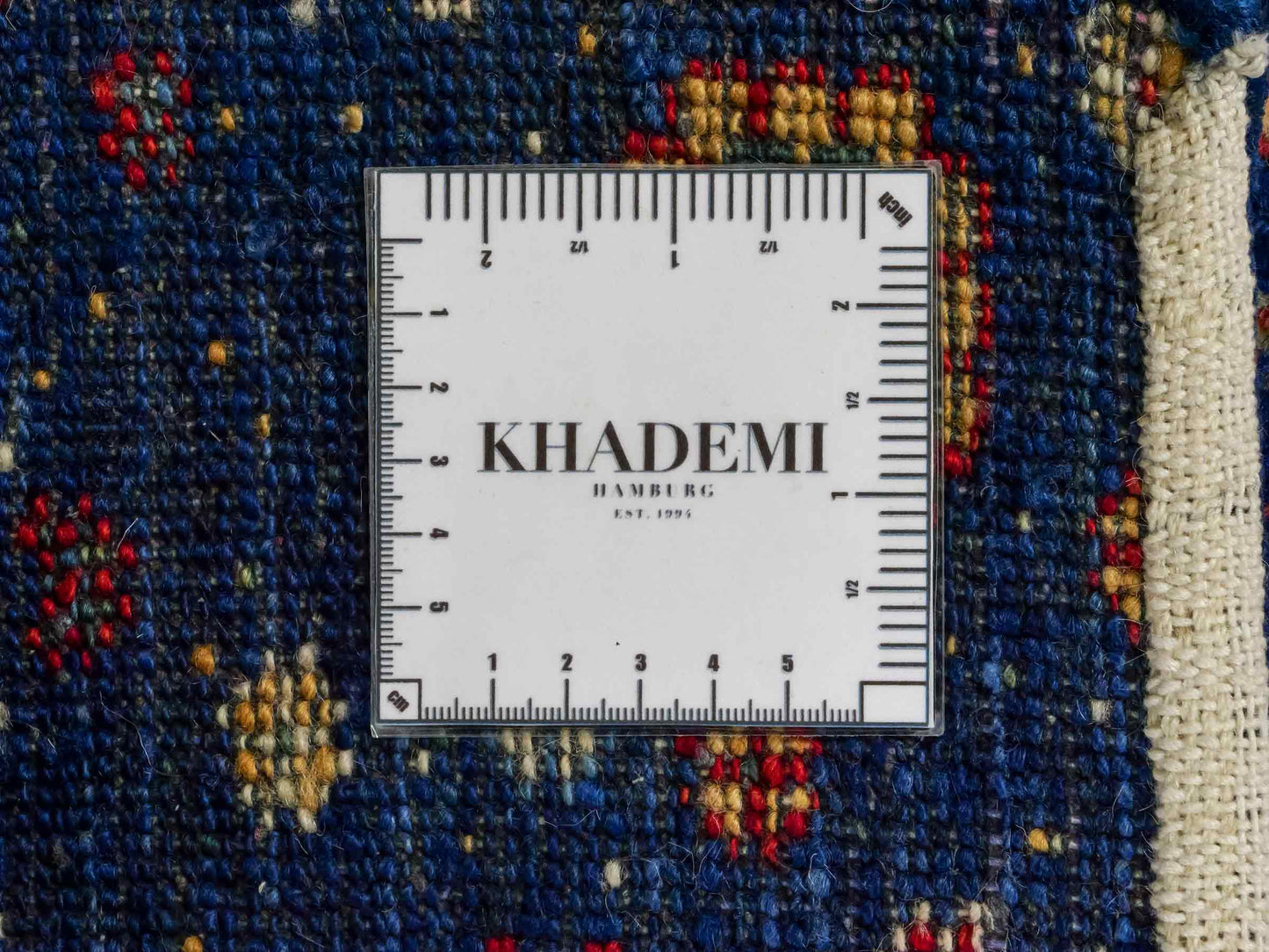 Handgeknüpfter Indo Loribaft Orientteppich von Khademi aus Wolle, blau. Florales Nomaden-Design. Von Hand geknüpft in Indien. Größe: 87x58cm. Teppichnummer: KB4-1743. Verkauf durch Jupiter Intl.