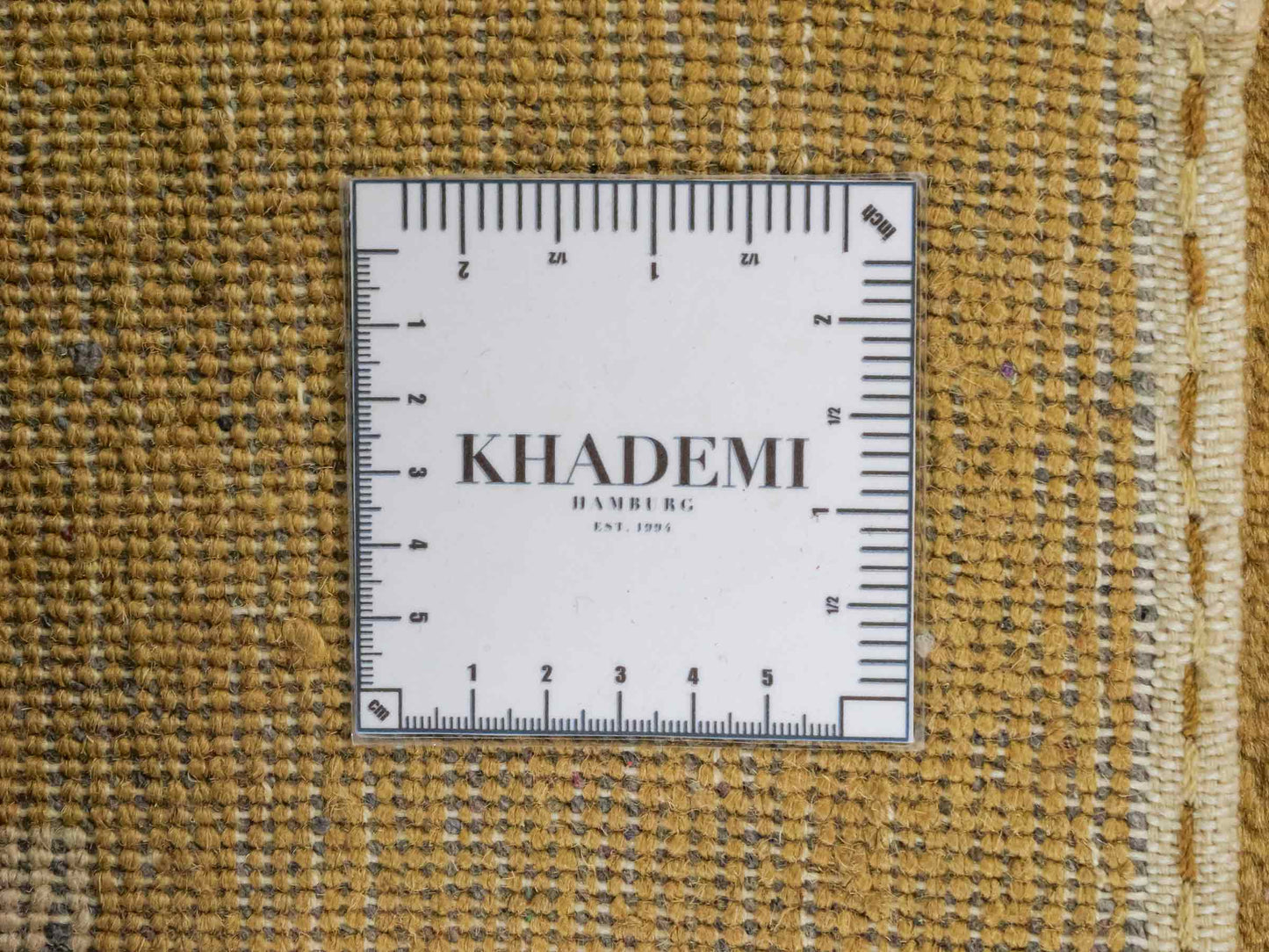 Handgeknüpfter Indo Loribaft Orientteppich von Khademi aus Wolle, gold. Geometrisches Nomaden-Design. Von Hand geknüpft in Indien. Größe: 88x61cm. Teppichnummer: KB4-1741. Verkauf durch Jupiter Intl.