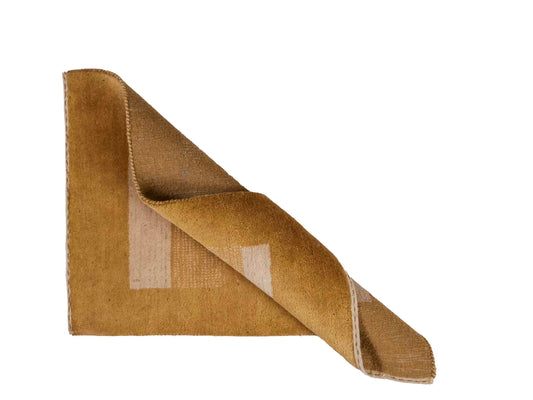 Handgeknüpfter Indo Loribaft Orientteppich von Khademi aus Wolle, gold. Geometrisches Nomaden-Design. Von Hand geknüpft in Indien. Größe: 88x61cm. Teppichnummer: KB4-1741. Verkauf durch Jupiter Intl.