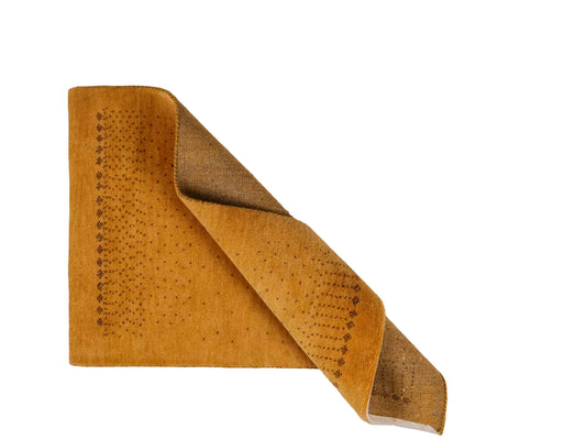 Handgeknüpfter Indo Loribaft Orientteppich von Khademi aus Wolle, gold. Geometrisches Nomaden-Design. Von Hand geknüpft in Indien. Größe: 90x57cm. Teppichnummer: KB4-1752. Verkauf durch Jupiter Intl.