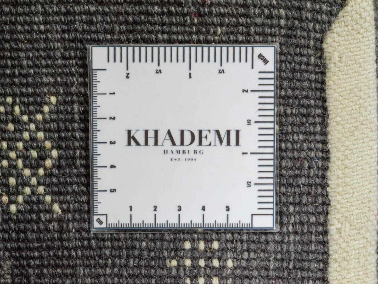 Handgeknüpfter Indo Loribaft Orientteppich von Khademi aus Wolle, grau. Geometrisches Nomaden-Design. Von Hand geknüpft in Indien. Größe: 90x60cm. Teppichnummer: KB4-1751. Verkauf durch Jupiter Intl.