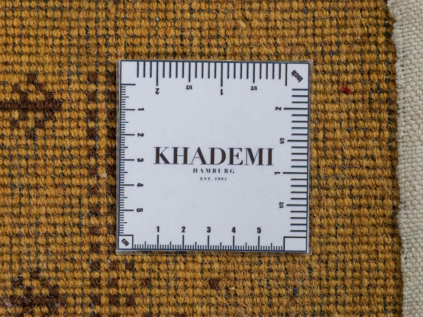 Handgeknüpfter Indo Loribaft Orientteppich von Khademi aus Wolle, gold. Geometrisches Nomaden-Design. Von Hand geknüpft in Indien. Größe: 91x61cm. Teppichnummer: KB4-1744. Verkauf durch Jupiter Intl.