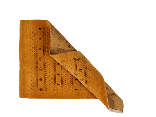 Handgeknüpfter Indo Loribaft Orientteppich von Khademi aus Wolle, gold. Geometrisches Nomaden-Design. Von Hand geknüpft in Indien. Größe: 91x61cm. Teppichnummer: KB4-1744. Verkauf durch Jupiter Intl.