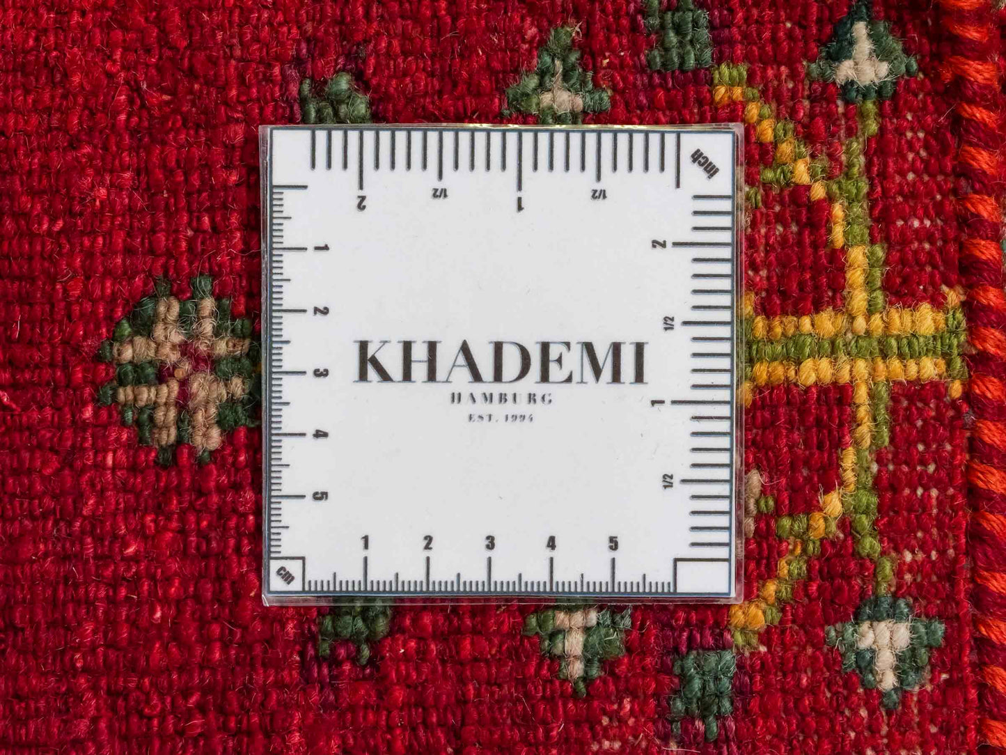 Handgeknüpfter Indo Loribaft Orientteppich von Khademi aus Wolle, rot. Florales Nomaden-Design. Von Hand geknüpft in Indien. Größe: 91x63cm. Teppichnummer: KB4-1747. Verkauf durch Jupiter Intl.