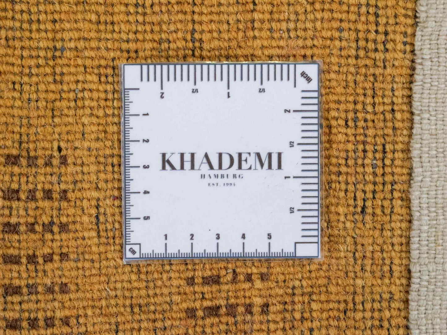 Handgeknüpfter Indo Loribaft Orientteppich von Khademi aus Wolle, gold. Geometrisches Nomaden-Design. Von Hand geknüpft in Indien. Größe: 92x59cm. Teppichnummer: KB4-1734. Verkauf durch Jupiter Intl.