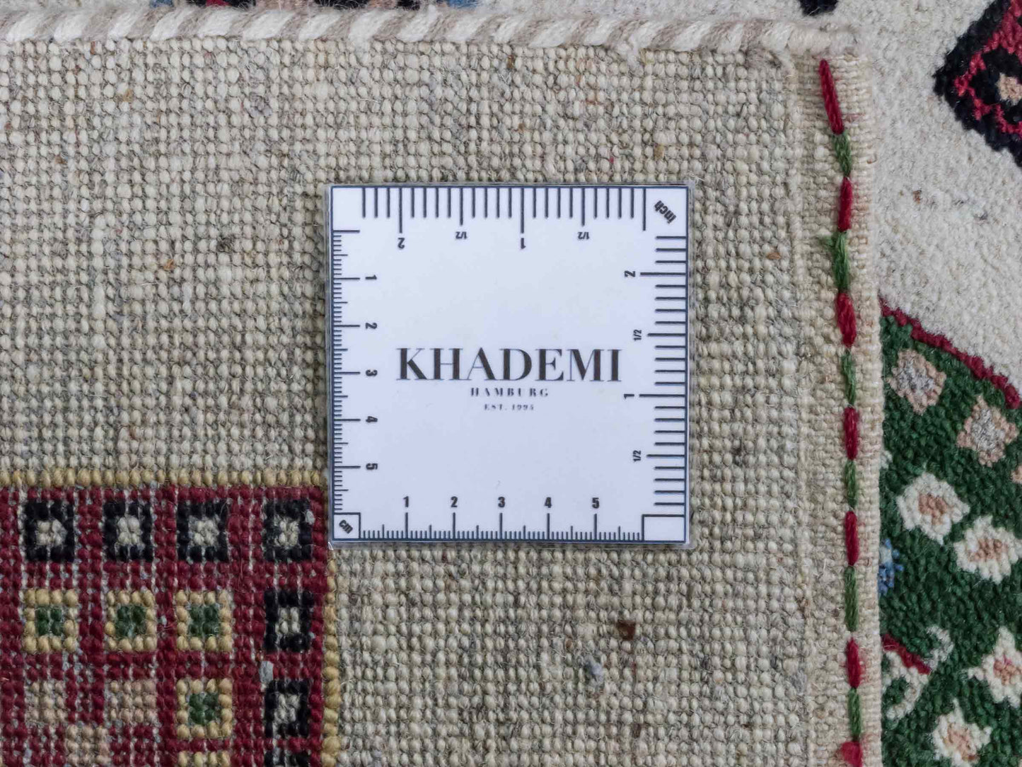 Handgeknüpfter Indo Loribaft Orientteppich von Khademi aus Wolle, cremeweiß, mehrfarbig. Geometrisches Nomaden-Feldmuster. Von Hand geknüpft in Indien. Größe: 92x60cm. Teppichnummer: KB4-1725. Verkauf durch Jupiter Intl.