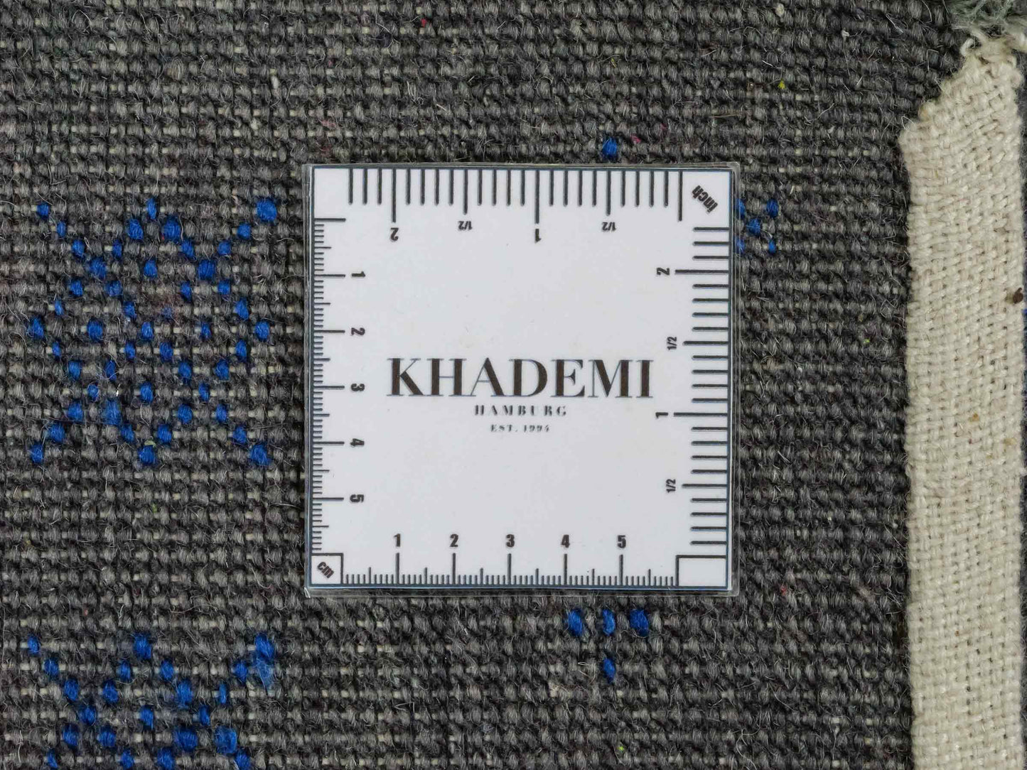 Handgeknüpfter Indo Loribaft Orientteppich von Khademi aus Wolle, grau. Geometrisches Nomaden-Design. Von Hand geknüpft in Indien. Größe: 92x61cm. Teppichnummer: KB4-1728. Verkauf durch Jupiter Intl.