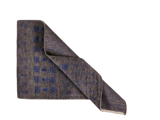 Handgeknüpfter Indo Loribaft Orientteppich von Khademi aus Wolle, grau. Geometrisches Nomaden-Design. Von Hand geknüpft in Indien. Größe: 92x61cm. Teppichnummer: KB4-1728. Verkauf durch Jupiter Intl.