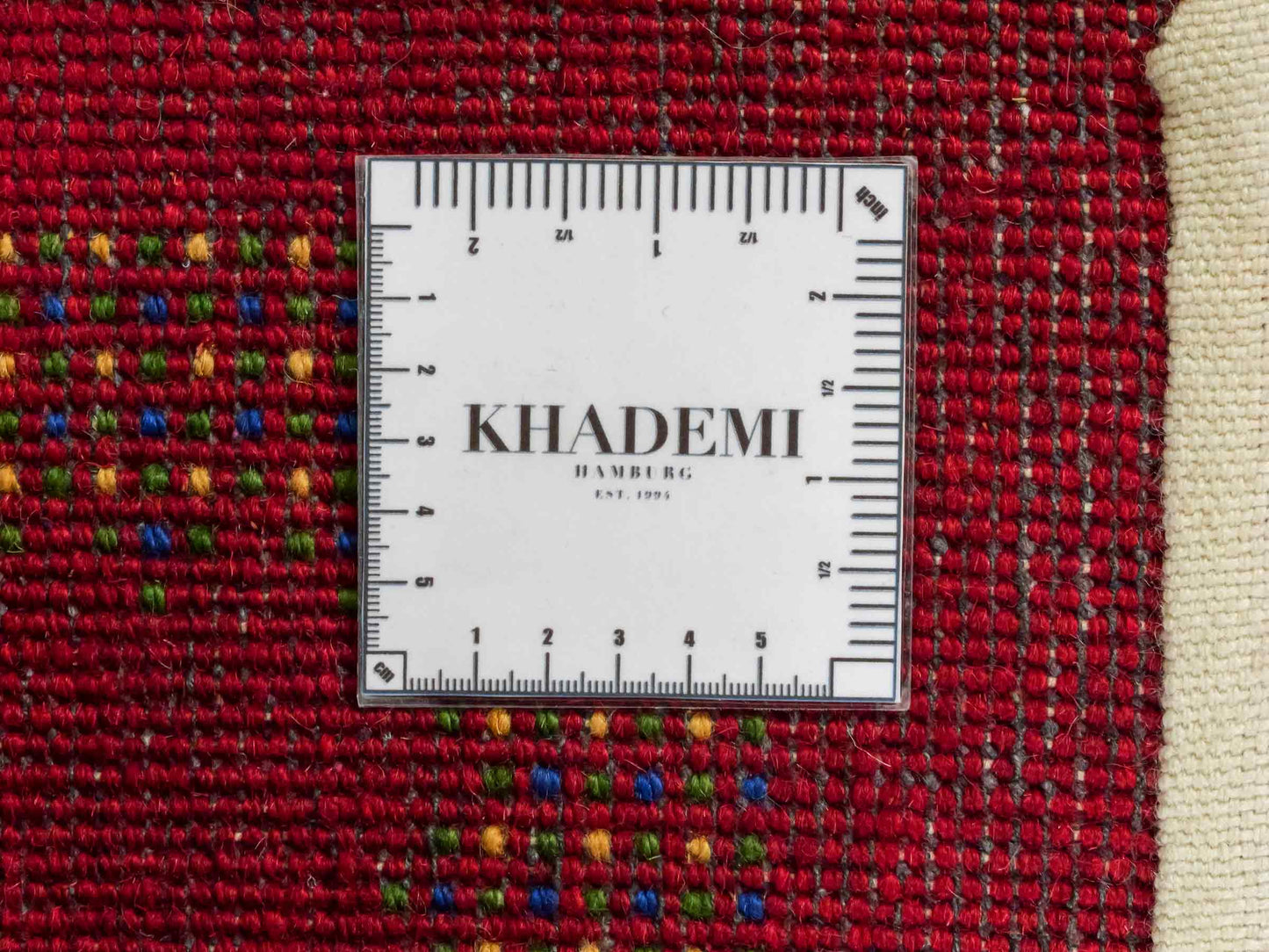 Handgeknüpfter Indo Loribaft Orientteppich von Khademi aus Wolle, rot. Geometrisches Nomaden-Design. Von Hand geknüpft in Indien. Größe: 92x62cm. Teppichnummer: KB4-1729. Verkauf durch Jupiter Intl.