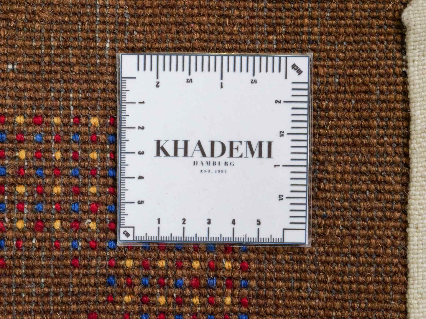 Handgeknüpfter Indo Loribaft Orientteppich von Khademi aus Wolle, braun. Geometrisches Nomaden-Design. Von Hand geknüpft in Indien. Größe: 93x60cm. Teppichnummer: KB4-1717. Verkauf durch Jupiter Intl.