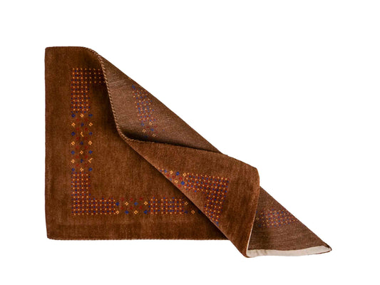 Handgeknüpfter Indo Loribaft Orientteppich von Khademi aus Wolle, braun. Geometrisches Nomaden-Design. Von Hand geknüpft in Indien. Größe: 93x60cm. Teppichnummer: KB4-1717. Verkauf durch Jupiter Intl.