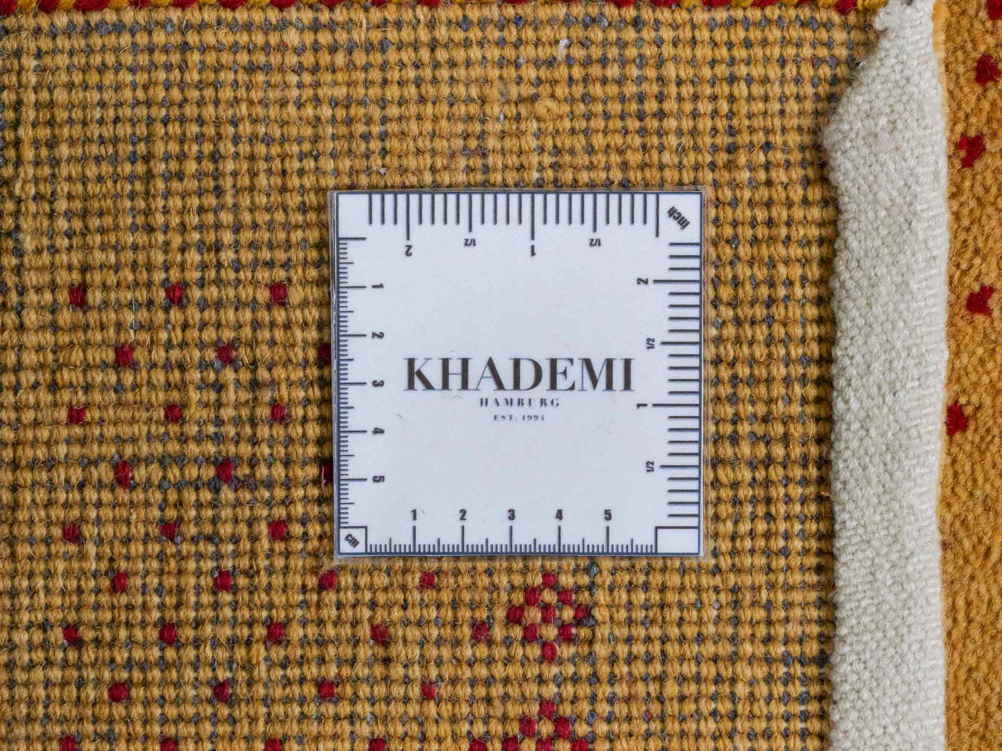 Handgeknüpfter Indo Loribaft Orientteppich von Khademi aus Wolle, gold. Geometrisches Nomaden-Design. Von Hand geknüpft in Indien. Größe: 93x60cm. Teppichnummer: KB4-1759. Verkauf durch Jupiter Intl.