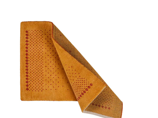 Handgeknüpfter Indo Loribaft Orientteppich von Khademi aus Wolle, gold. Geometrisches Nomaden-Design. Von Hand geknüpft in Indien. Größe: 93x61cm. Teppichnummer: KB4-1748. Verkauf durch Jupiter Intl.