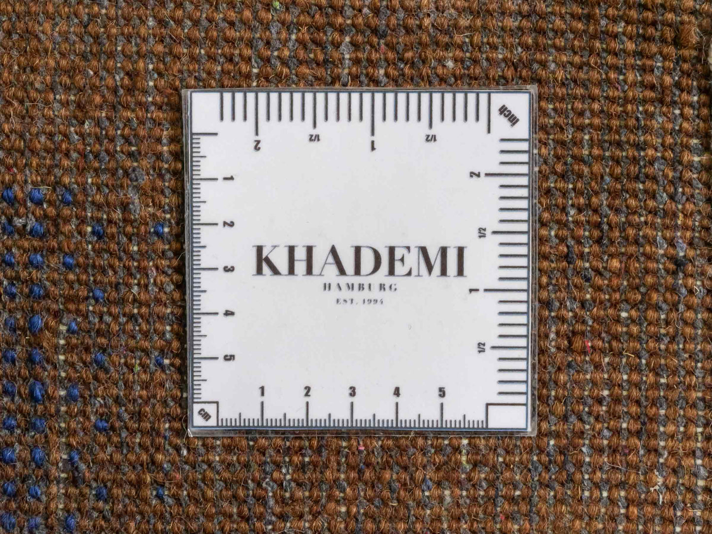 Handgeknüpfter Indo Loribaft Orientteppich von Khademi aus Wolle, braun. Geometrisches Nomaden-Design. Von Hand geknüpft in Indien. Größe: 93x62cm. Teppichnummer: KB4-1730. Verkauf durch Jupiter Intl.