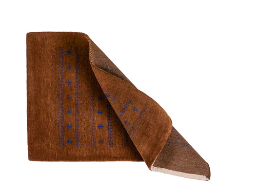 Handgeknüpfter Indo Loribaft Orientteppich von Khademi aus Wolle, braun. Geometrisches Nomaden-Design. Von Hand geknüpft in Indien. Größe: 93x62cm. Teppichnummer: KB4-1730. Verkauf durch Jupiter Intl.