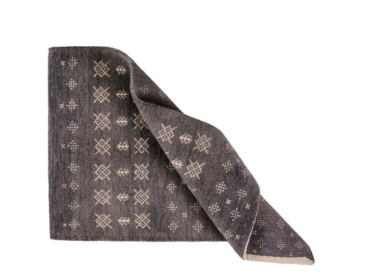 Handgeknüpfter Indo Loribaft Orientteppich von Khademi aus Wolle, grau. Geometrisches Nomaden-Design. Von Hand geknüpft in Indien. Größe: 93x62cm. Teppichnummer: KB4-1735. Verkauf durch Jupiter Intl.