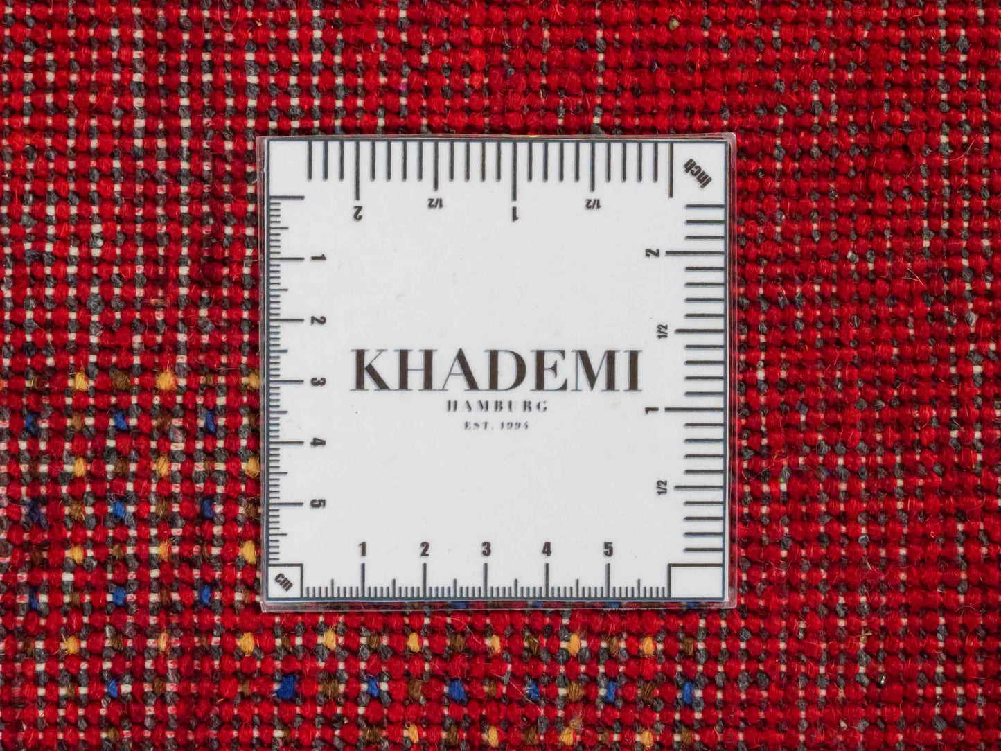 Handgeknüpfter Indo Loribaft Orientteppich von Khademi aus Wolle, rot. Geometrisches Nomaden-Design. Von Hand geknüpft in Indien. Größe: 93x62cm. Teppichnummer: KB4-1721. Verkauf durch Jupiter Intl.