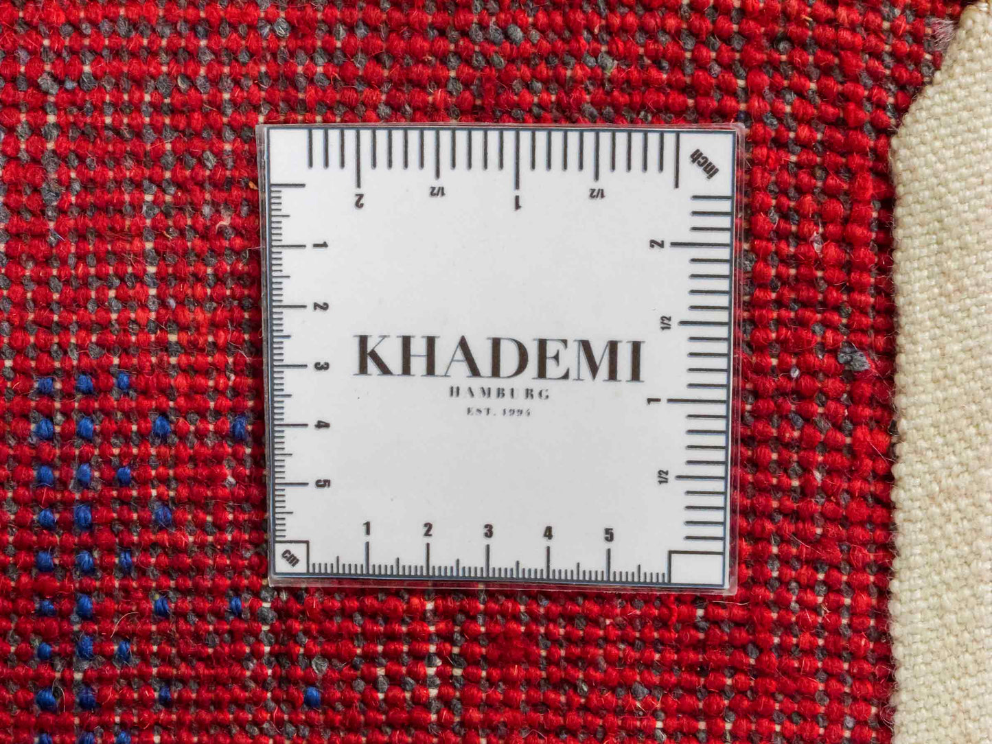 Handgeknüpfter Indo Loribaft Orientteppich von Khademi aus Wolle, rot. Geometrisches Nomaden-Design. Von Hand geknüpft in Indien. Größe: 93x62cm. Teppichnummer: KB4-1724. Verkauf durch Jupiter Intl.